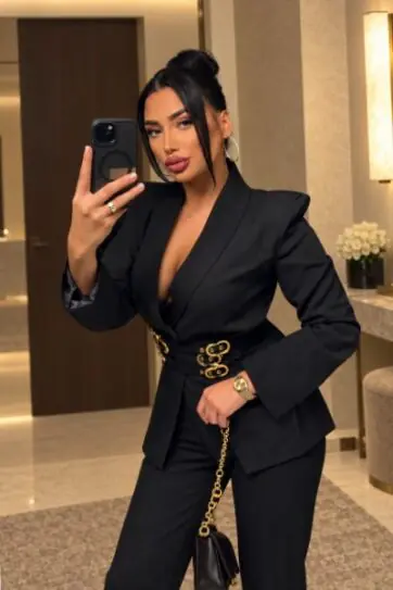 Brianna in a mirror sefie in a black outfit