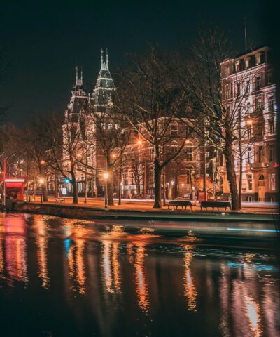 Day Bookings vs Night Bookings in Amsterdam